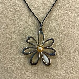 Vantel Pearls - Silver Blossom Necklace